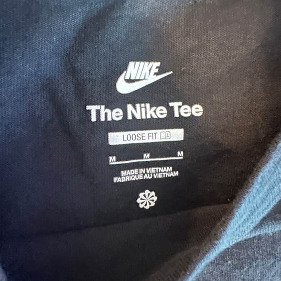 Nike Sportswear Premium Essentials Long Sleeve T-Shirt EUC - Picture 3 of 3